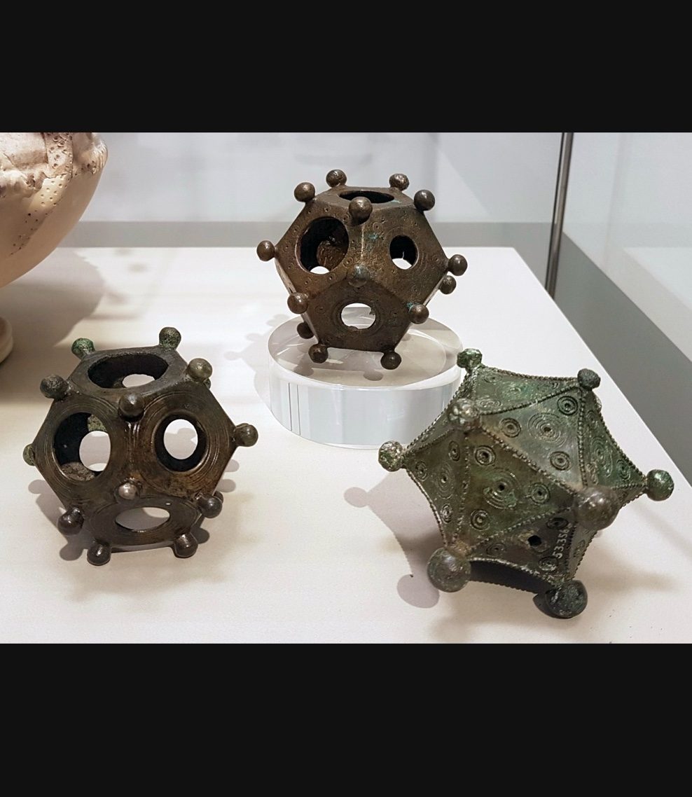 Drei originale gallo-römische Dodekaeder aus Bronze im Museum